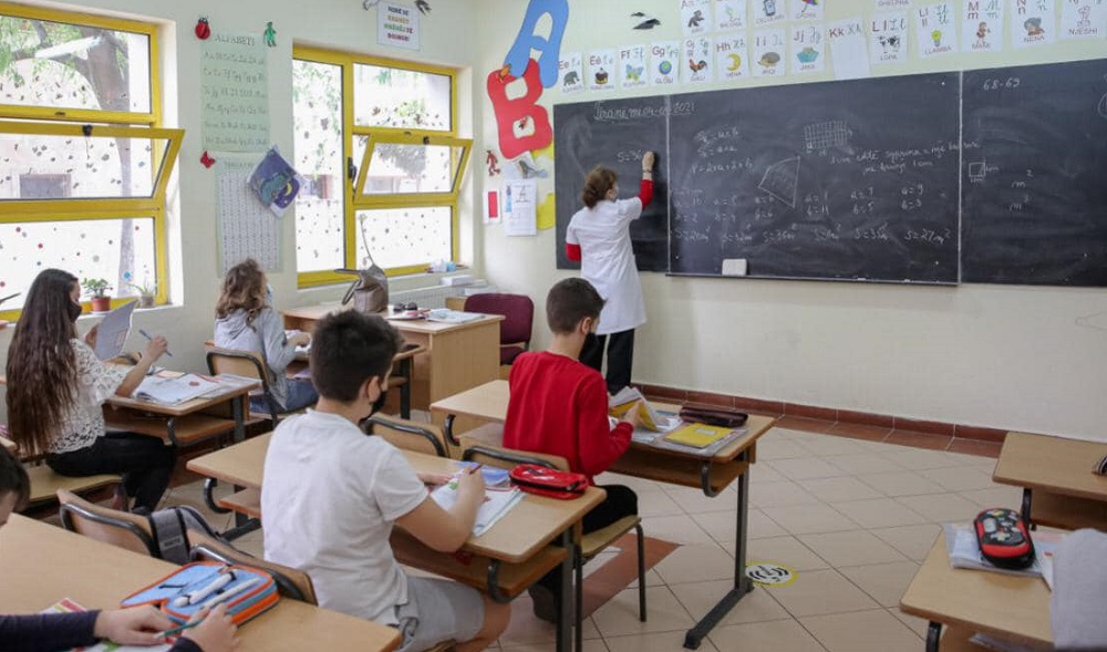 Shtyhet afati per regjistrimin ne shkolla